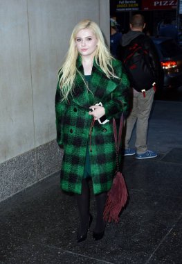 Abigail Breslin dışarı ve hakkında Celebrity candids için-Tue,, New York, NY Ekim 6, 2015. Fotoğraf: Derek Storm/Everett Collection