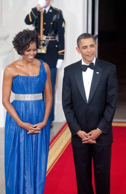 First Lady Michelle Obama (Peter Soronen elbisesi giyiyor), Obamas için gelenler abd başkanı Barack Obama Devlet Akşam Yemeği için Arrive olarak Meksikalı Muadilleri Selamlayın, Beyaz Saray, Washington, Dc Mayıs 19, 2010. Fotoğraf: Stephen Boitano /Everett Col