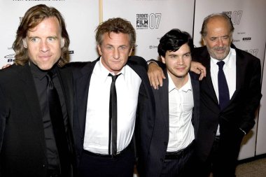 Art Linson, Sean Penn, Emile Hirsch, Bill Pohlad Into The Wild dünya prömiyeri 32 yıllık Toronto Uluslararası Film Festivali 'nde, Elgin Tiyatrosu vize gösterim odası, Toronto, Kanada, on, Eylül 09, 2007. Fotoğraf: Brent Lewin/ev