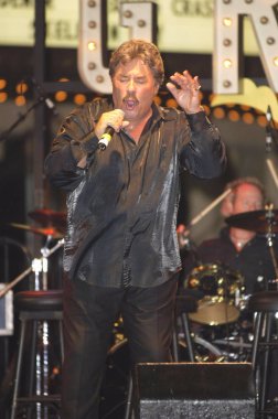 Tony Orlando Groves Yaz Konser Serisi için sahnede, Grove, Los Angeles, Ca, Çarşamba, Ağustos 31, 2005. Fotoğraf: Michael Germana / Everett Koleksiyonu 