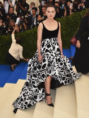 Daisy Ridley, Rei Kawakubo & Comme Des Garcons Kostüm Enstitüsü Gala-gelenler 1, Metropolitan Sanat Müzesi, New York, NY Mayıs 1, 2017 için gelenler Oscar de la Renta giyiyor. Fotoğraf: Steven Ferdman/Everett Collection