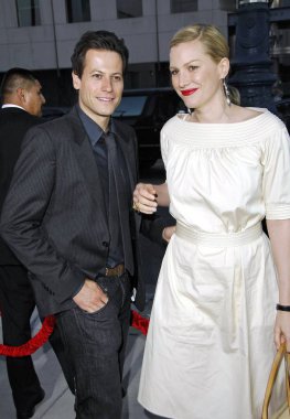 Ioan Gruffudd, Alice Evans Sicko belgesel Los Angeles Gösterimi için gelenler, Samuel Goldwyn Tiyatrosu Ampas, Los Angeles, Ca, Haziran 26, 2007. Fotoğraf: Michael Germana / Everett Koleksiyonu
