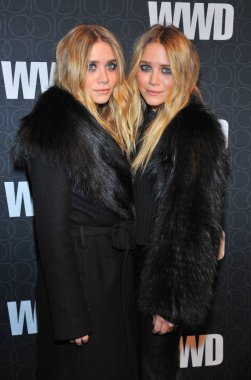 Mary Kate Olsen, Ashley Olsen Kadın Giyim Günlük gelenler (Wwd) 100 Yıldönümü Gala, Cipriani Restaurant 42 Street, New York, Ny Kasım 2, 2010. Fotoğraf: Gregorio T. Binuya / Everett Koleksiyonu