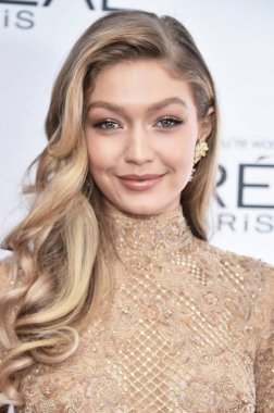 Gigi Hadid, 2017 Glamour Yılın Kadınları Ödülleri, Kings Theatre, Brooklyn, Ny 13 Kasım 2017 için geliyor. Fotoğraf: Steven Ferdman / Everett Koleksiyonu