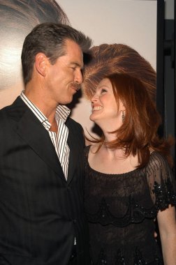 Co-Stars Pierce Brosnan ve Julianne Moore Loews Astor Plaza at Attraction yeni hat sinema yasaları dünya prömiyeri taraması katılmak 22 Nisan, 2004 New York City.