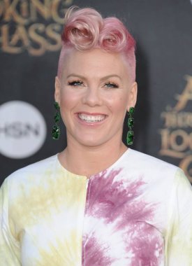Alecia Beth Moore, pembe gelen gelen Alice için bakıyor cam prömiyeri, El Capitan Tiyatrosu, Los Angeles, CA Mayıs 23, 2016. Fotoğraf: Dee Cercone/Everett Collection