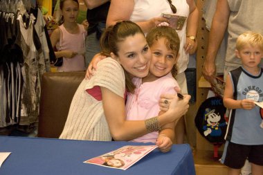 Christy Carlson Romano Mickey Mouse 75th Anniversary Celebration, World of Disney Store, New York, Ny, Cuma, Ağustos 12, 2005 için gelenler. Fotoğraf: Francine Daveta/Everett Collection
