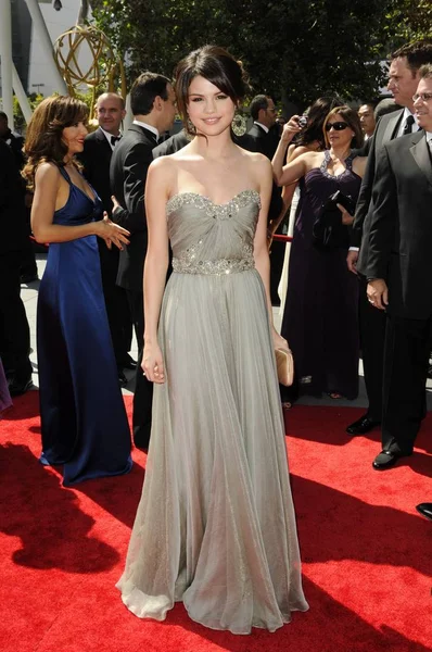 Selena Gomez Sobě Nosí Plášť Marchesa 2009 Kreativní Umění Emmy — Stock fotografie