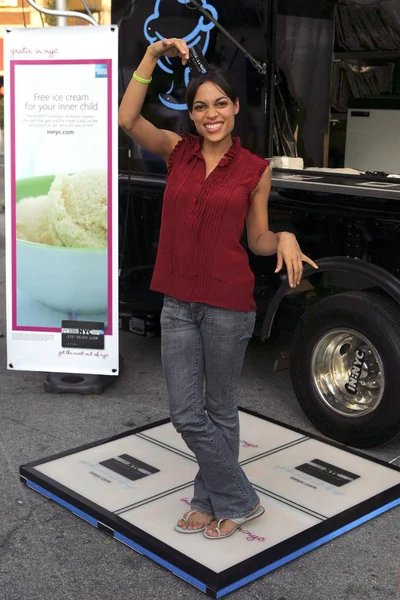 Rosario Dawson Location American Express Nyc Card Ice Cream Giveaway — Fotografia de Stock