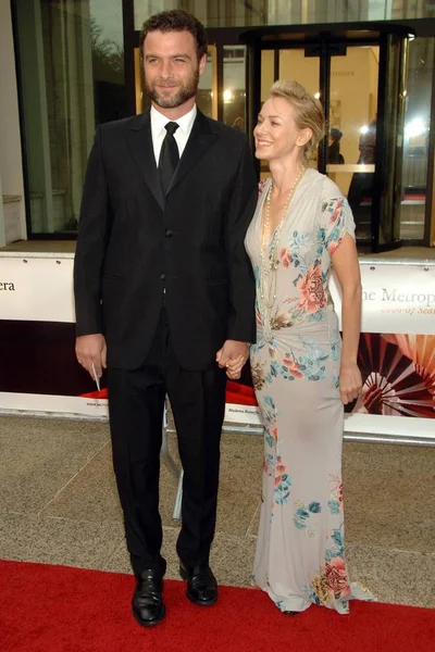 Liev Schreiber Naomi Watts Przy Przyjazdów Metropolitan Opera Otwarcie Night — Zdjęcie stockowe