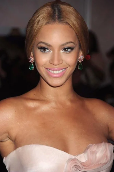 Beyoncé Érkezők Szuperhősök Divat Fantasy Gála Metropolitan Museum Art Jelmez — Stock Fotó
