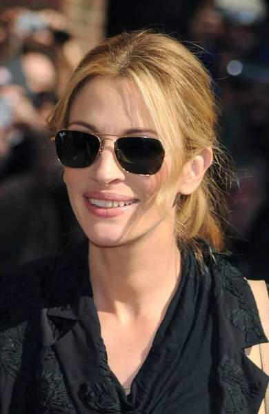 Julia Roberts Usando Óculos Sol Ray Ban Talk Show Late — Fotografia de Stock