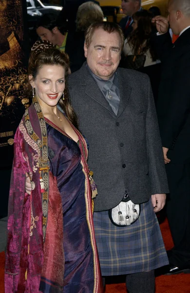 브라이언 콕스와 아내에 초연의 트로이 2004 — 스톡 사진