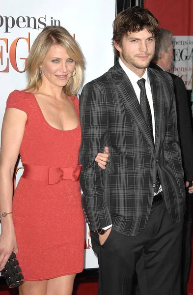 Cameron Diaz Bir Zac Posen Elbise Giyiyor Ashton Kutcher Gucci — Stok fotoğraf