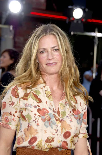 Elisabeth Shue Vid Ankomster För Premiären Dreamer Mann Village Theatre — Stockfoto