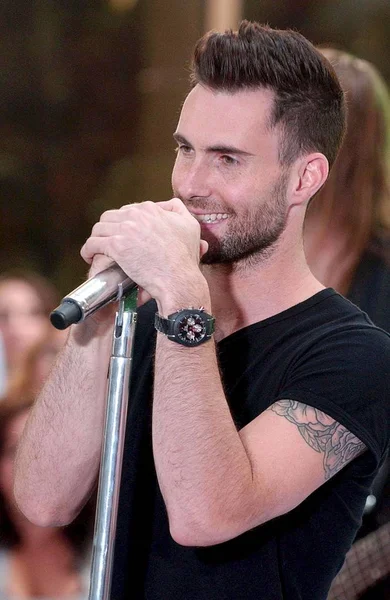 Maroon Adam Levine Het Podium Voor Nbc Today Show Concert — Stockfoto