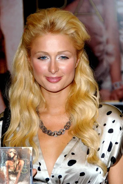 Paris Hilton Obchodě Pro Paris Hilton Zahajuje Paris Fye New — Stock fotografie