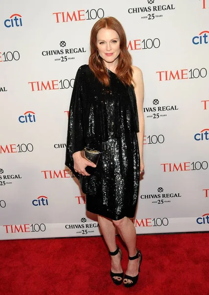 Julianne Moore Vestindo Vestido Givenchy Chegadas Para Time 100 Gala — Fotografia de Stock