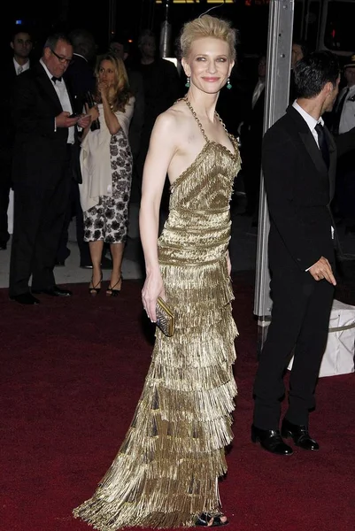 Cate Blanchett Indossa Nicolas Ghesquiere Balenciaga Agli Arrivi Metropolitan Museum — Foto Stock