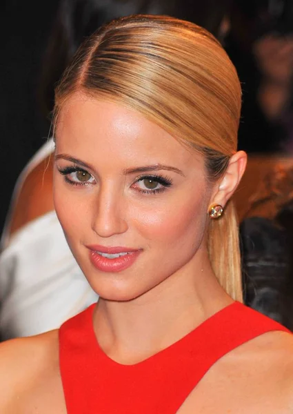 Dianna Agron Vid Ankomst Till Alexander Mcqueen Savage Beauty Öppnings — Stockfoto