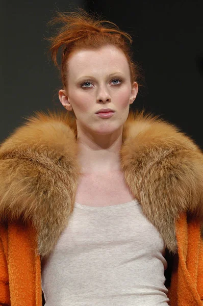 Model Karen Elson Loopt Landingsbaan Bij Isaac Mizrahi Fall 2004 — Stockfoto