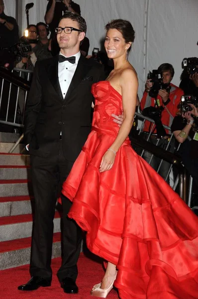 Justin Timberlake William Rast Giyiyor Jessica Biel Atelier Versace Elbise — Stok fotoğraf