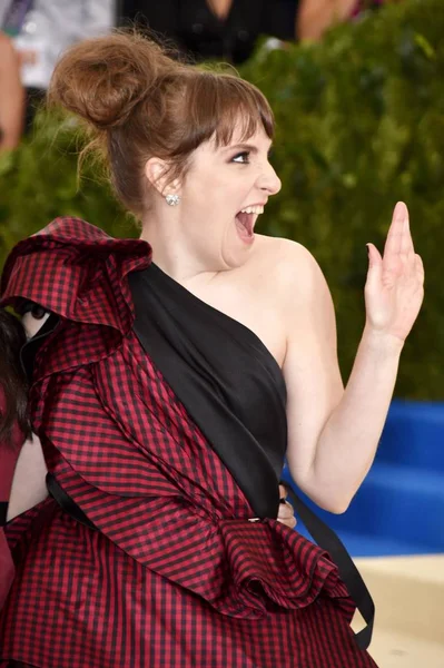 Lena Dunham Llegada Rei Kawakubo Comme Des Garcons Costume Institute —  Fotos de Stock