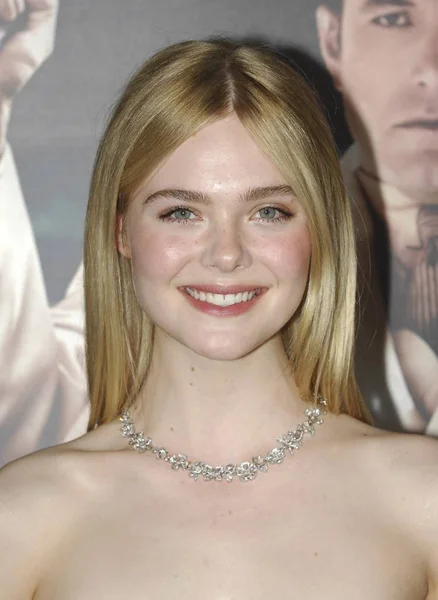 Elle Fanning Arrival Live Night Premiere Tcl Chinesisch Theatern Ehemals Stockbild