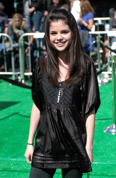 Selena Gomez Vid Ankomster För Shrek Den Tredje Premiären Mann Royaltyfria Stockfoton