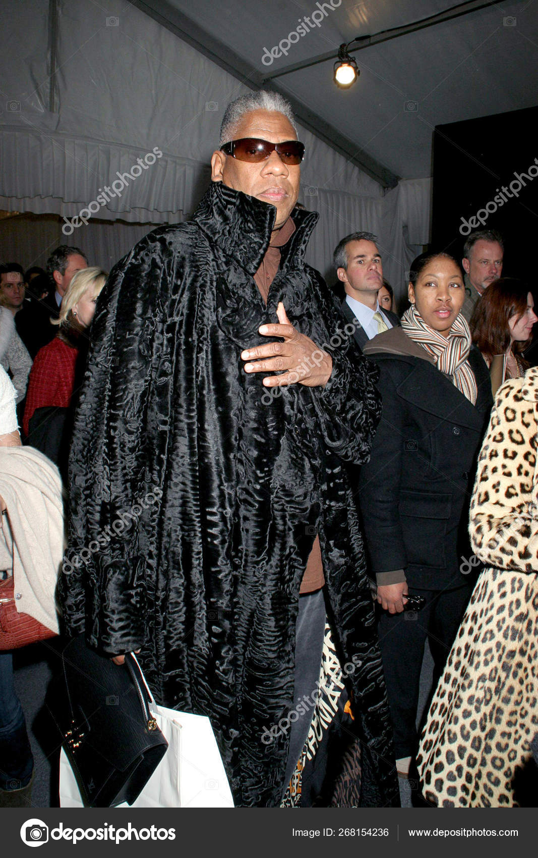 Andre Leon Talley Carrying Louis Vuitton Attache Case Fashion Show – Stock  Editorial Photo © everett225 #268154236
