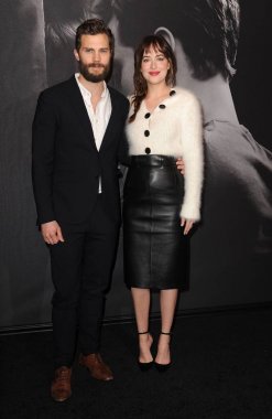 Jamie Dornan, Dakota Johnson (bir Balenciaga kazak ve etek giyiyor) 50 Shades of Grey fan Ilk Gösterim için gelen gelen Today Show, Ziegfeld Tiyatrosu, New York, NY Şubat 6, 2015. Fotoğraf: Kristin Callahan/Everett Collection 