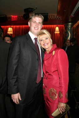 Eric Trump, İvana Trump Las Vegas Hotel Casino fırlatma partisi, Fizz, New York, NY, 17 Ağustos 2005, Ivana Trump için gelenler. Fotoğraf: Rob Rich/Everett Collection