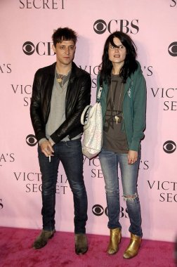 Jamie hince ve Alison Mosshart, Victoria 'Nın gizli moda gösterisi-gelenler, Kodak Tiyatrosu, Los Angeles, CA, 16 Kasım 2006 için gelenler de Kills. Fotoğraf: Michael Germana/Everett Collection