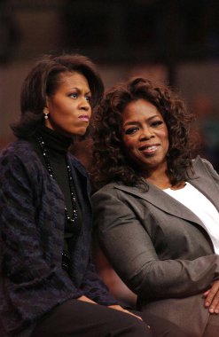 Michelle Obama, Oprah Winfrey için Barack Obama Campaign Rally için Demokrat Cumhurbaşkanlığı birincil Oprah Winfrey, Verizon Wireless Arena, Manchester, NH, Aralık 09, 2007 için katılım. Fotoğraf: Kristin Callahan/Everett Collection
