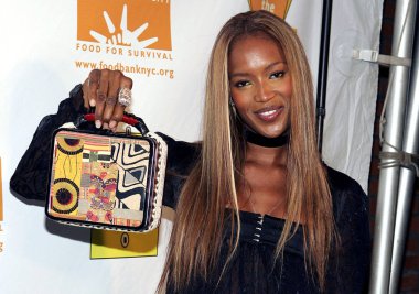 Naomi Campbell New York Gıda Bankası ve Lunchbox Fonu Müzayede Benefit, Wooster Projeler Galerisi, New York, Ny, Ekim 13, 2005 için gelenler. Fotoğraf: Gregorio Binuya /Everett Collection