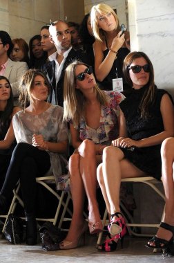Shenae Grimes, Nicky Hilton, Jill Stuart İlkbahar / Yaz 2010 Fashion Show, Bryant Park, New York, Ny 14 Eylül 2009 için katılım Rachel Bilson. Fotoğraf: Kristin Callahan / Everett Koleksiyonu
