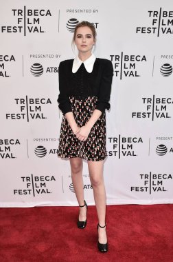 Zoey Deutch (Chloe elbisesi giyiyor) 2017 Tribeca Film Festivali, The School of Visual Arts (Sva) Theatre, New York, Ny April 20, 2017 'de Flower World Premiere' e geliyor. Fotoğraf: Steven Ferdman / Everett Koleksiyonu