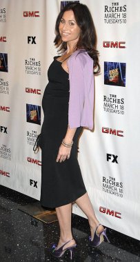 Minnie Driver (Prada ayakkabı giyiyor) Fx Network's Riches Sezon 2 Premiere, Pasifik Tasarım Merkezi, Los Angeles, Ca, Mart 16, 2008 tarama için gelenler. Fotoğraf: David Longendyke / Everett Koleksiyonu