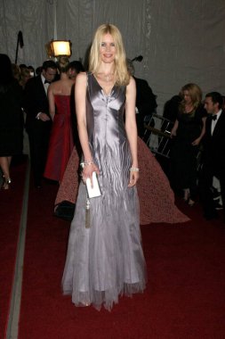 Poiret 'e geliş sırasında Claudia Schiffer (Alberta Ferretti giyen): moda kralı-Metropolitan Sanat Müzesi Kostüm Enstitüsü Gala, Metropolitan Sanat Müzesi, New York, NY, Mayıs 07, 2007. Fotoğraf: Rob Rich/Everett Collection