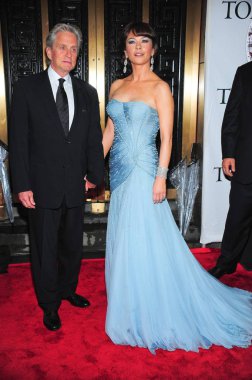 Michael Douglas, Catherine Zeta-Jones (Atelier Versace giyen) American Theatre Wing 's 64 yıllık Antoinette Perry Tony Ödülleri-gelenler, radyo City müzik salonu, New York, NY Haziran 13, 2010 için gelenler. Fotoğraf: Gregorio T. Binuya/Everett Colle
