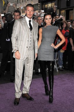 David Beckham (Tom Ford takım elbise giyiyor), Victoria Beckham (Antonio Berardi giyiyor) Beckham Signature Koku Exclusive Launch için mağaza görünümünde, Macy's Herald Square, New York, Ny, Eylül 26, 2008. Fotoğraf: Lee / Everett Collection