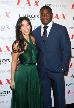 Kim Kardashian (Pamella Roland elbisesi giyiyor), Reggie Bush Lax Kim Kardashian'S 28 Doğum Günü Partisi için gelenler, Lax Nightclub Luxor, Las Vegas, Nv, Ekim 24, 2008. Fotoğraf: James Atoa / Everett Koleksiyonu