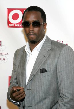 Sean P. Diddy Combs Ok için gelenler! Dergi Lansman Partisi, Garden of Ono Gansevoort Hotel, New York, Ny, Eylül 20, 2005. Fotoğraf: Gregorio Binuya /Everett Collection