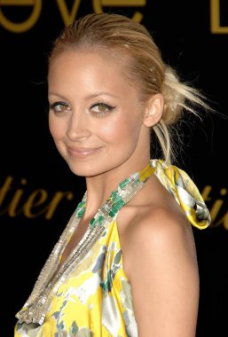 Nicole Richie (Dries Van Noten elbise giyiyor) Cartier Charity Love Bilezik Lansmanı için gelenler, Maria ve William Bell ev, Bel Air, Ca, Haziran 18, 2008. Fotoğraf: Dee Cercone / Everett Koleksiyonu