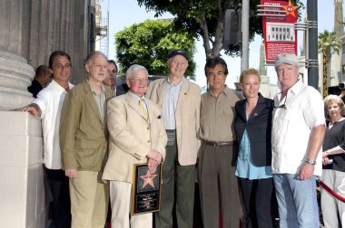 Tony Danza, Werner Herzog, Richard Roeper, Roger Ebert, Haskell Wexler, Joe Mantegna, Virginia Madsen, Scott Wilson yıldızı için Hollywood Walk of Fame Roger Ebert, Hollywood Boulevard, Los Angeles, CA, Haziran 23, 2005 için indüksiyon töreni.