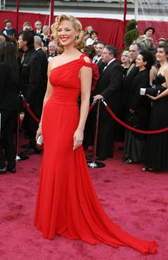 Katherine Heigl (Escada elbise giyiyor) Kırmızı Halı için gelenler - 80 Yıllık Akademi Ödülleri Oscar Töreni, Kodak Tiyatrosu, Los Angeles, Ca, Şubat 24, 2008. Fotoğraf: Emilio Flores /Everett Collection
