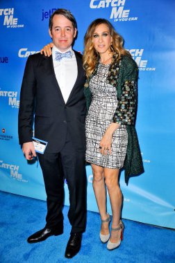 Matthew Broderick, Sarah Jessica Parker (bir Oscar de la Renta elbise ve Chanel ceket giyen) Eğer açılış gece can beni yakalamak için katılım, Neil Simon Theatre, New York, NY Nisan 10, 2011. Fotoğraf: Gregorio T. Binuya/Everett Collection