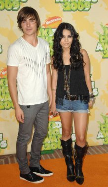 Zac Efron, Vanessa Hudgens Nickelodeon 's 22 yıllık çocuk Seçimi Ödülleri için gelenler-gelenler, Pauley Pavilion, Los Angeles, CA Mart 28, 2009. Fotoğraf: Dee Cercone/Everett Collection