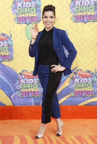America Ferrera Костюме Veronica Beard Прибытии Ежегодную Премию Nickelodeon Kids — стоковое фото