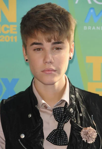 Justin Bieber Przy Przyjazdów 2011 Teen Choice Awards Przyjazd Gibson — Zdjęcie stockowe
